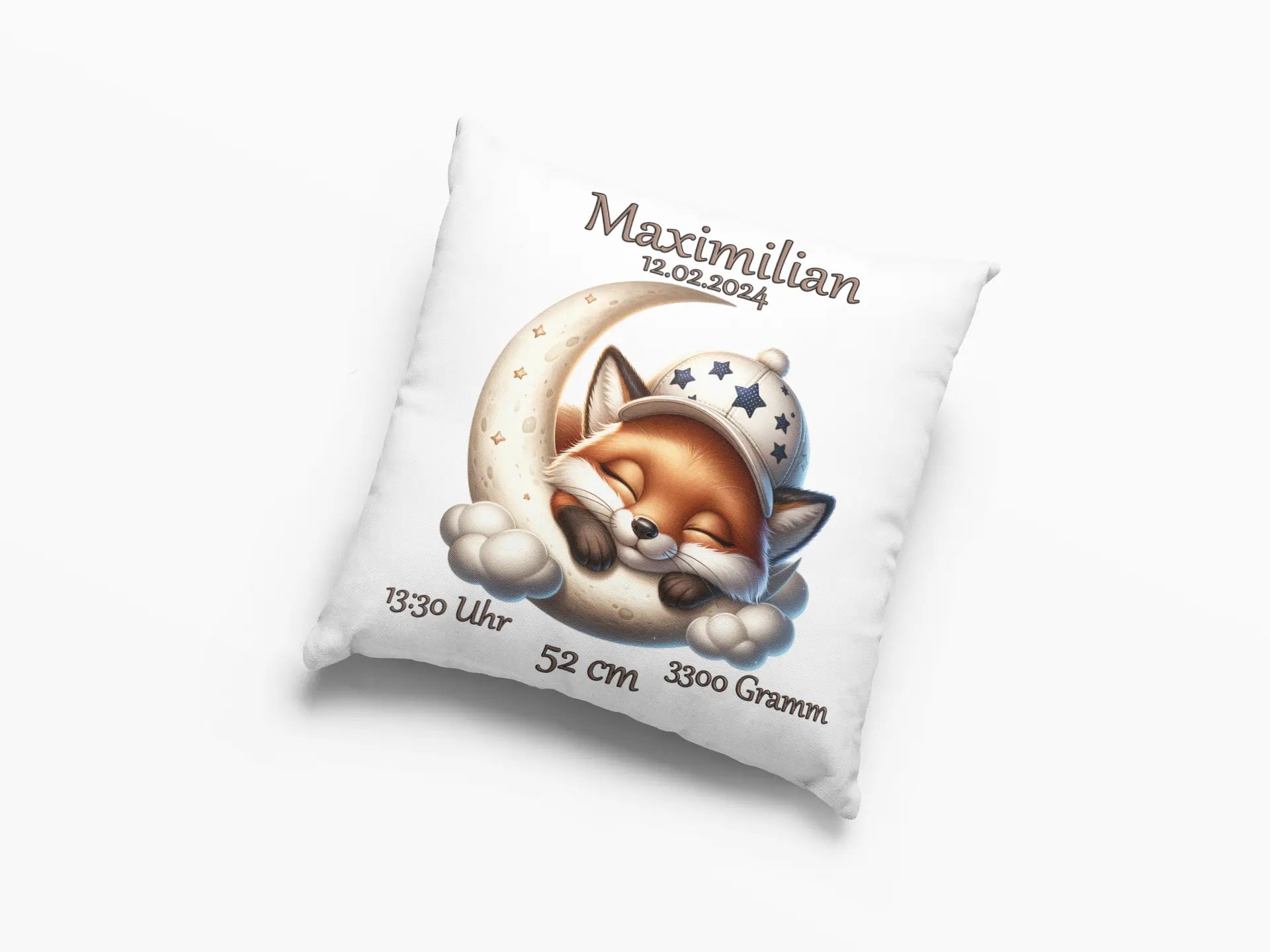 Erinnerungskissen zur Geburt mit schlafendem Tiermotiv – weiches Zierkissen mit Fuchs in Schlafpose, kindlich gestaltet mit Mütze, Mond und Wolken.
