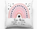 Geburtskissen mit rosa Regenbogen und Sternen – stilisiertes Regenbogenmotiv in verschiedenen Rosa- und Altrosatönen, verziert mit schwarzen Sternen und Geburtsdaten.