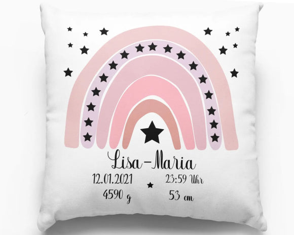 Geburtskissen mit rosa Regenbogen und Sternen – stilisiertes Regenbogenmotiv in verschiedenen Rosa- und Altrosatönen, verziert mit schwarzen Sternen und Geburtsdaten.