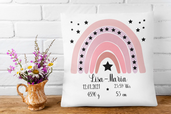 Kuschelkissen zur Geburt mit Regenbogen in Rosa – modernes Design mit geschwungenem Regenbogen und zentralem schwarzen Stern, ergänzt durch Uhrzeit, Datum, Gewicht und Größe.