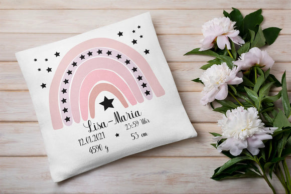 Baby-Kissen mit rosa Sternenbogen und Geburtsangaben – dekoratives Kissen mit pastellfarbenem Regenbogen und liebevoll gestalteter Schrift für die Geburtsinformationen.
