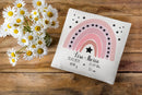 Geschenkidee zur Geburt mit Regenbogen in Altrosa und Schwarz – elegantes Design mit sternverziertem Regenbogen auf weißem Hintergrund und stilvoller Typografie.