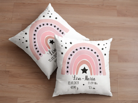 Personalisierbares Kissen mit Rosatönen und Sternmotiv – harmonisches Regenbogen-Design in mädchenhaftem Farbkonzept mit Geburtsdaten im unteren Bereich.