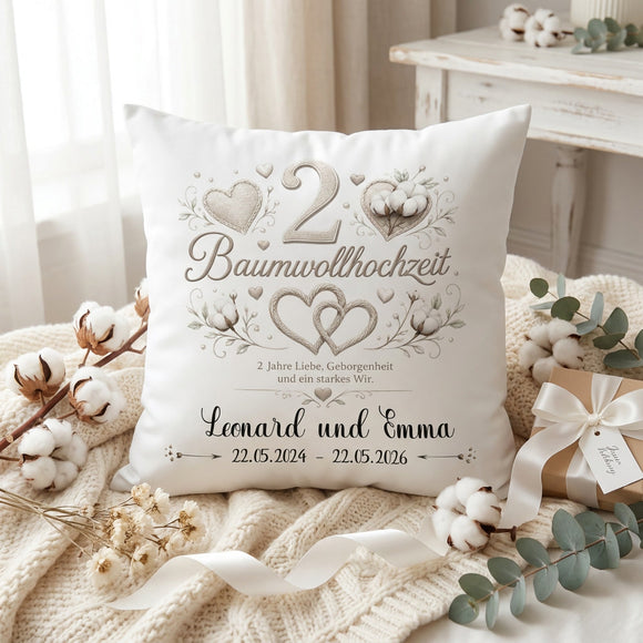 Geschenk zur Baumwollhochzeit – individuelles Kissen für den 2. Hochzeitstag mit persönlicher Gravur