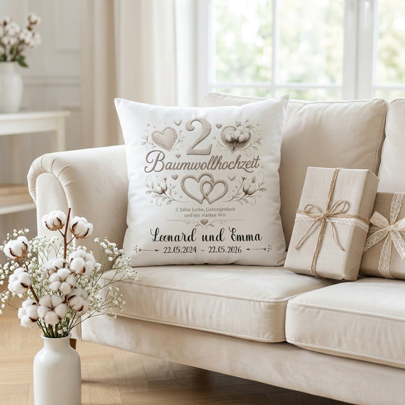 Individuelles Kissen zur Baumwollhochzeit als besonderes Geschenk für zwei Jahre Ehe mit Wunschnamen und Hochzeitsdatum