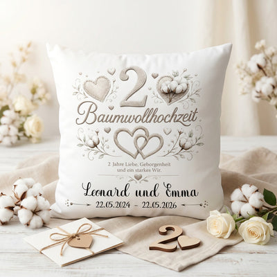 Personalisiertes Baumwollhochzeit Kissen zum 2. Hochzeitstag mit Namen und Datum auf weißem Dekokissen