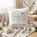 Weißes Dekokissen zur Baumwollhochzeit mit Baumwollmotiv, Herzen sowie Wunschnamen und Hochzeitsdatum