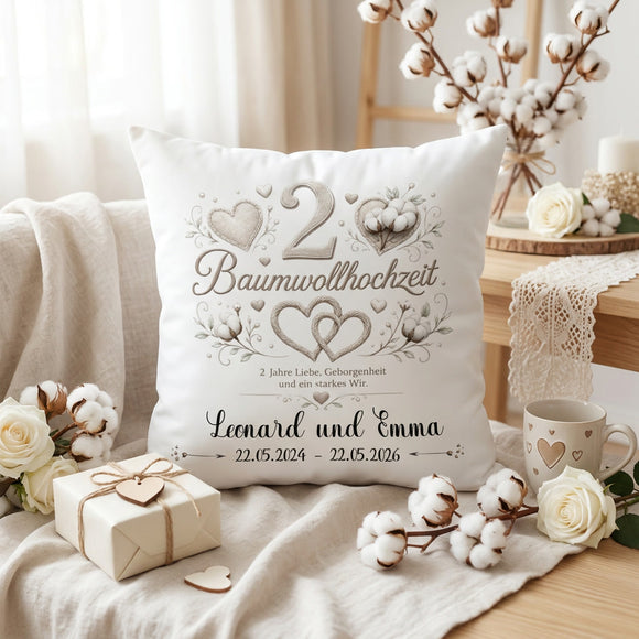 Weißes Dekokissen zur Baumwollhochzeit mit Baumwollmotiv, Herzen sowie Wunschnamen und Hochzeitsdatum