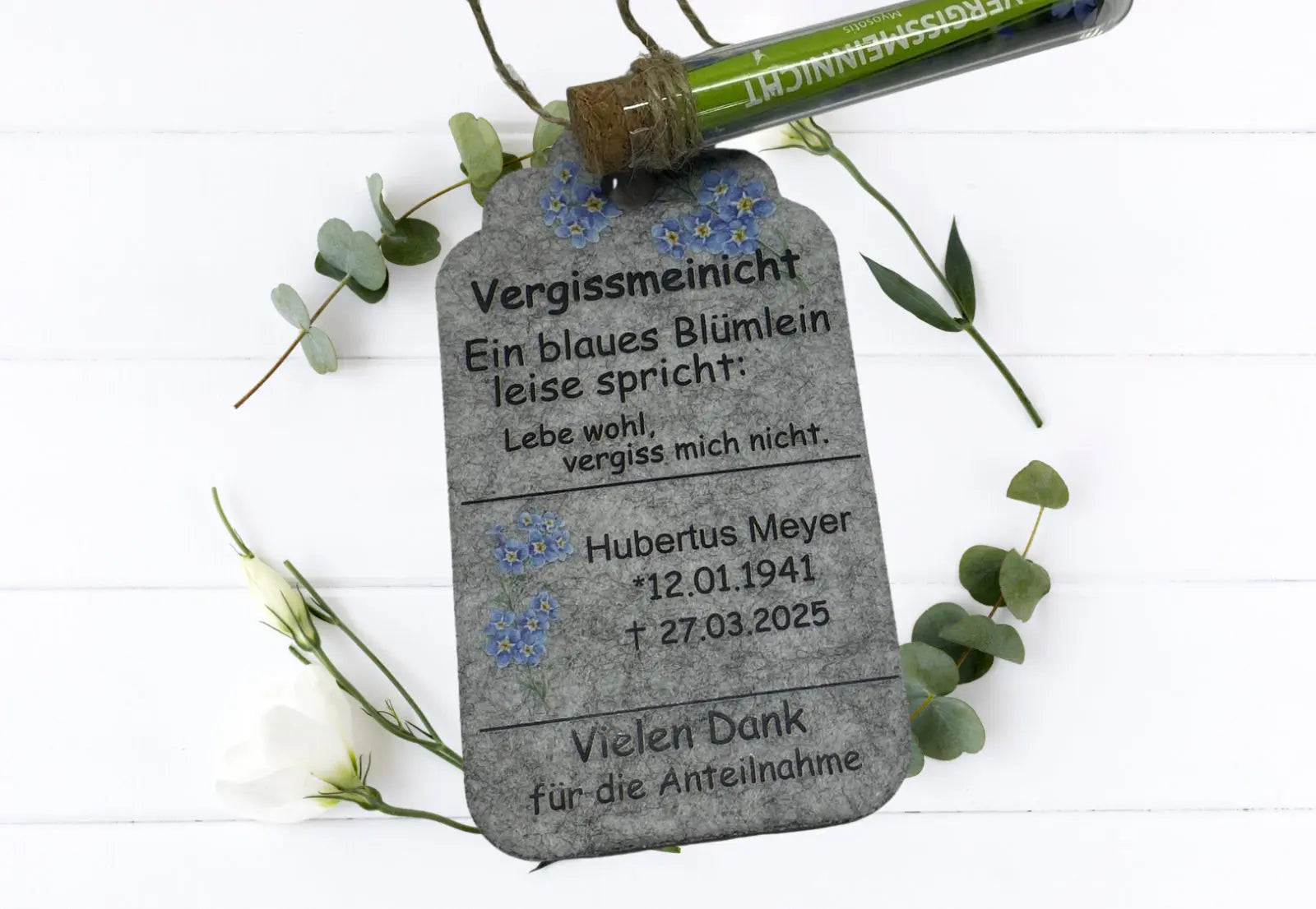 Gedenkanhänger aus Filz mit Vergissmeinnicht-Spruch und Reagenzglas
