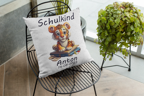 Geschenk zur Einschulung – süßer Tiger auf Bücherstapel