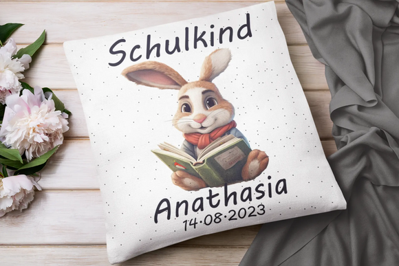 Personalisiertes Kissen zur Einschulung mit Hase und Buch