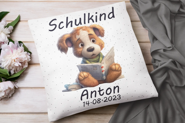 Einschulungskissen mit Hund, Buch und Datum – personalisiert mit Namen
