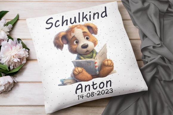 Einschulungskissen mit Hund, Buch und Datum – personalisiert mit Namen