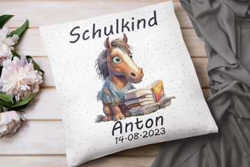 Einschulungskissen mit Pferd, Bücherstapel und Namen personalisiert