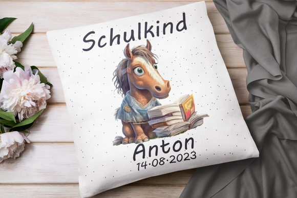 Einschulungskissen mit Pferd, Bücherstapel und Namen personalisiert