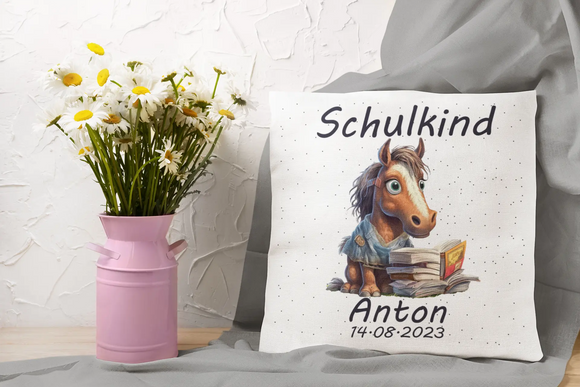 Weißes Einschulungskissen mit lesendem Pferd und Büchern