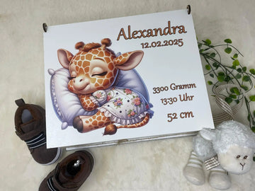 personalisierte Erinnerungsbox mit Giraffe auf Kissen als Babygeschenk