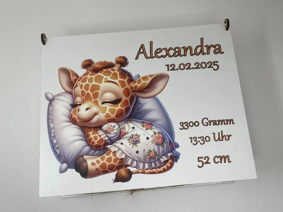 liebevoll gestaltete Babybox mit schlafender Giraffe