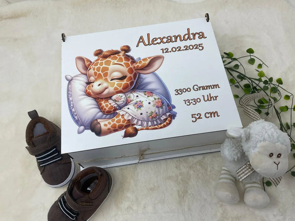 Geschenkidee zur Taufe – Giraffe auf Kissen Erinnerungskiste