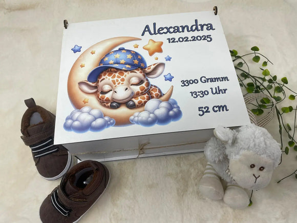 Personalisierte Erinnerungsbox für Babys mit schlafender Giraffe auf dem Mond – Geschenk zur Geburt