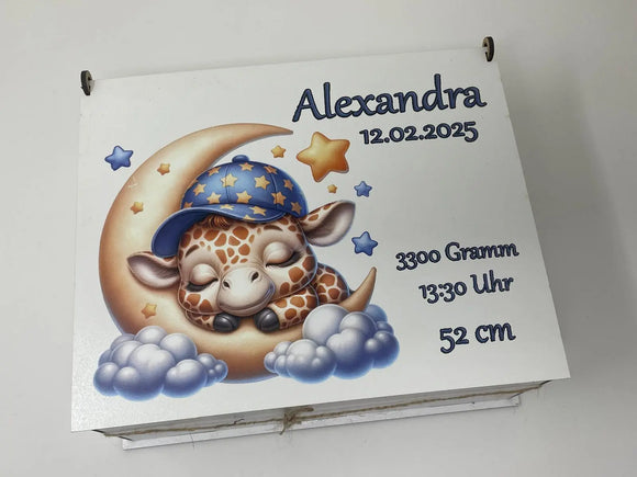 Babybox personalisiert – Motiv Giraffe mit Schlafmütze auf Mond in dunkler Variante