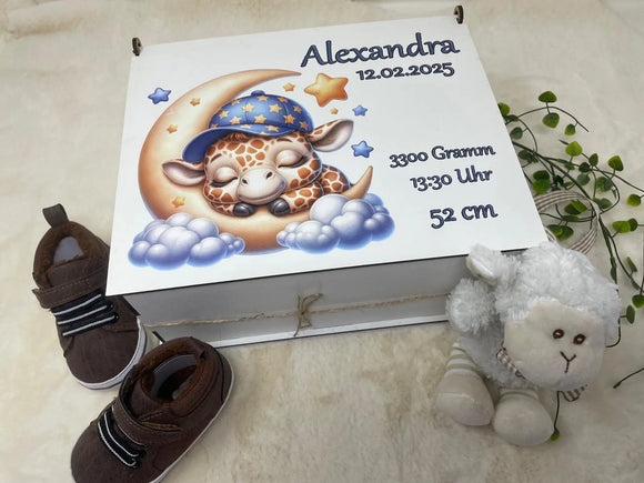 Erinnerungsbox Baby personalisiert mit Giraffe, Mond und Wolken – für erste Andenken