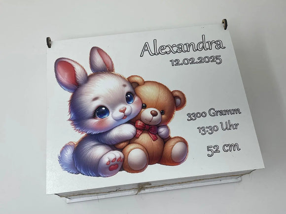 weiße Babybox mit Hase und Bär – personalisierbar