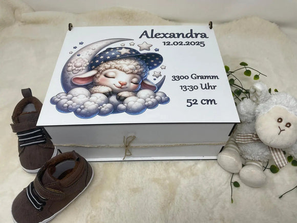 Geschenkidee Geburt Mädchen oder Junge – Schaf auf Mond