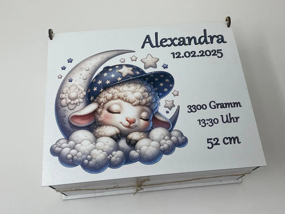 personalisierte Babybox mit Schaf, Sternen und Mond