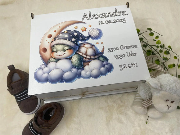 Geschenkbox zur Geburt mit Namen und Geburtsdaten – Motiv Schildkröte