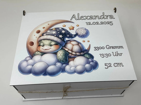 Geschenkidee zur Taufe: Box mit schlafender Schildkröte auf Mond