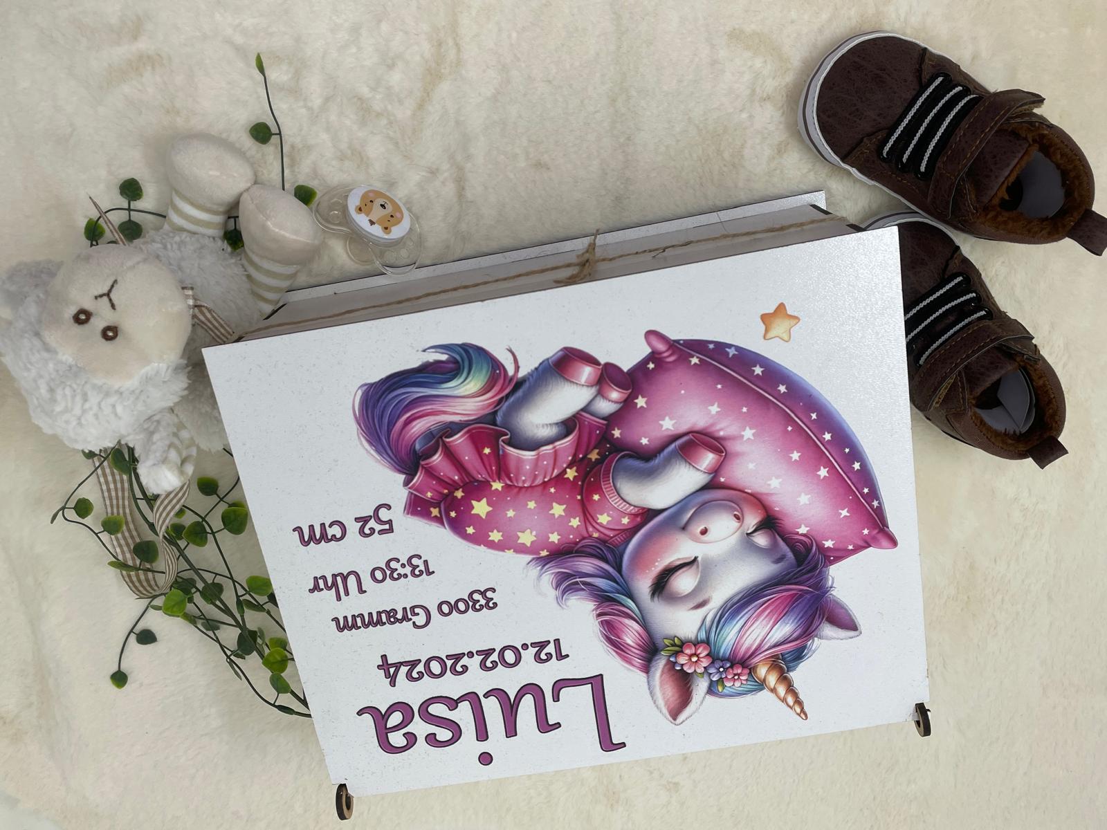 personalisierte Erinnerungsbox Einhorn auf Kissen