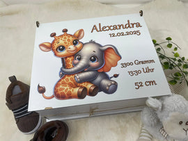 personalisierte Erinnerungsbox mit Giraffe und Elefant – Geschenk zur Geburt
