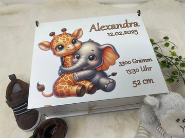 personalisierte Erinnerungsbox mit Giraffe und Elefant – Geschenk zur Geburt