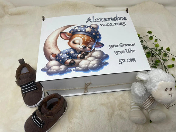 Baby-Erinnerungskiste mit schlafendem Rehkitz im Pyjama