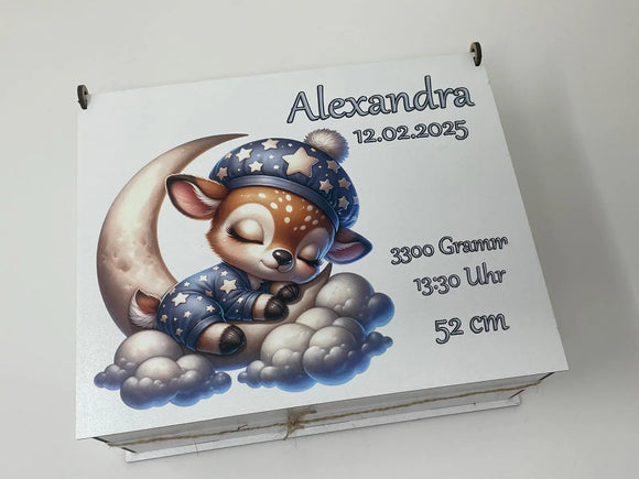 Babybox zur Geburt – Rehkitz schläft auf Mondsichel