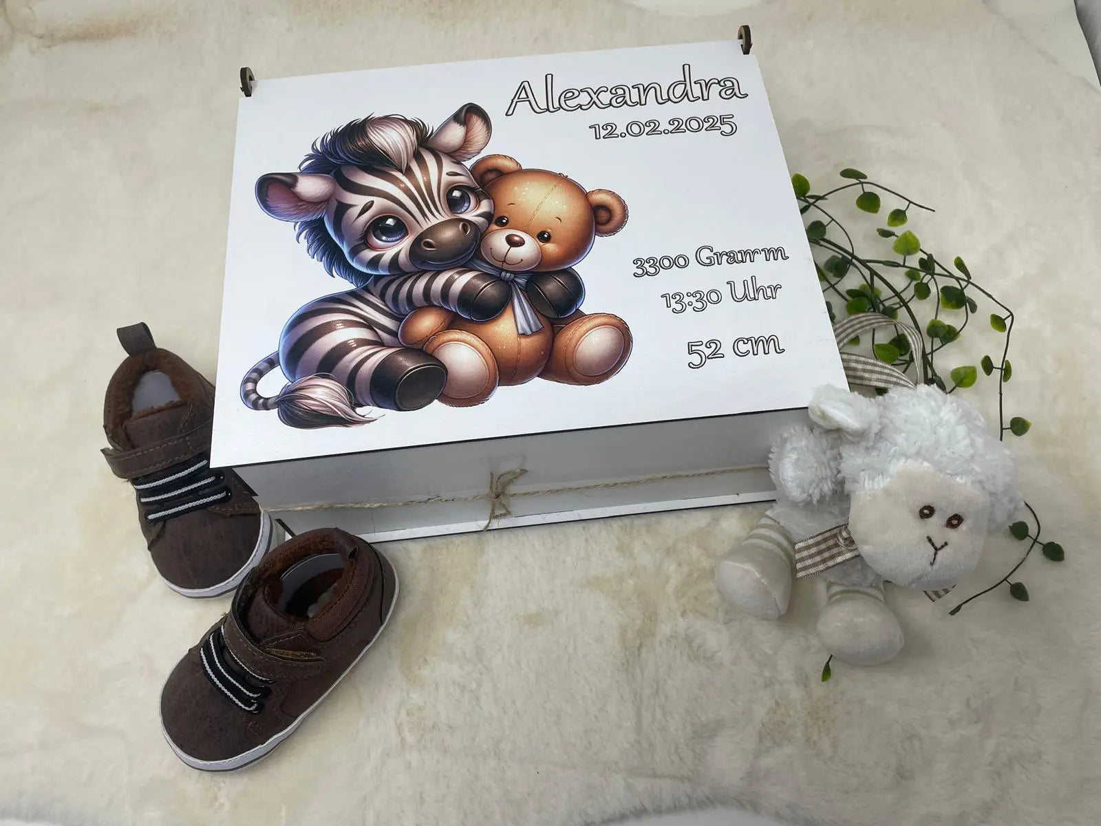 Weiße Box für Baby-Erinnerungen mit Geburtsdaten und Zebra-Bär-Motiv