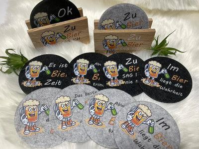 Filz Untersetzer mit Bierspruch „Im Bier liegt die Wahrheit“ auf dunklem Filz