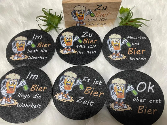 Set aus 6 Filzuntersetzern mit farbigem Digitaldruck und Holzhalter