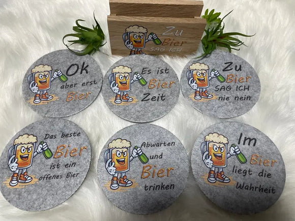 Hellgraue und dunkelgraue Filzuntersetzer mit farbigem Bierdruck und Statement