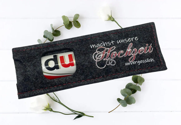 Zwei Filzhüllen mit Hochzeitsbotschaft und Sichtfenster als Tischdeko für Gäste