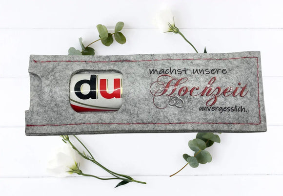 Tischdeko zur Hochzeit: Filzhülle mit Spruch und Sichtöffnung – in Hell- und Dunkelgrau