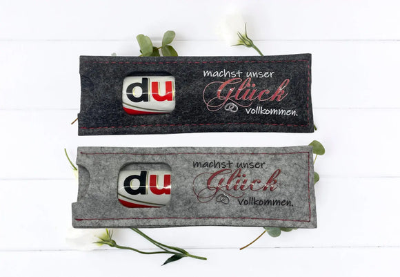 Bedruckte Filzhülle zur Hochzeit mit Spruch „machst unser Glück vollkommen“ – Gastgeschenk in Grau