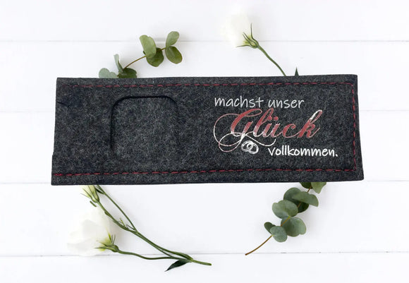 Hochzeitsdeko für Gäste: Filzhüllen mit Aufdruck „Glück vollkommen“ – stilvoll & personalfrei