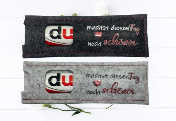 Hochzeitsgastgeschenk aus Filz mit Sichtfenster für kleinen Schokoriegel und liebevollem Text