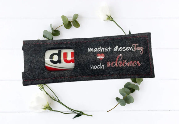 Gastgeschenk Hochzeit – Filzhülle in Grau mit romantischem Drucktext „machst diesen Tag noch schöner“