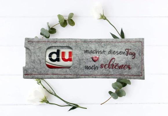 Bedruckte Hülle aus Filz für Schokoriegel – ideales Gastgeschenk zur Hochzeit