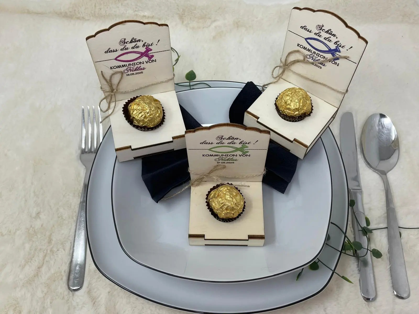 Gastgeschenke Kommunion personalisiert Halter Holz für Schokokugel, Gastgeschenk Taufe, Gastgeschenke Konfirmation, Fisch Tisch Deko Natur Fadensalat-shop