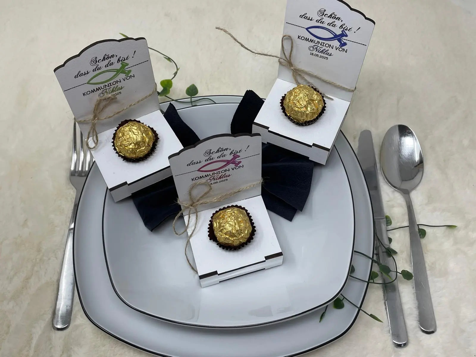 Gastgeschenke Kommunion personalisiert Halter Holz für Schokokugel, Gastgeschenk Taufe, Gastgeschenke Konfirmation, Fisch Tisch Deko weis Fadensalat-shop