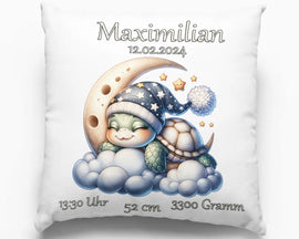 Geburtskissen mit schlafender Schildkröte auf Wolkenmond – süße Schildkröte mit Schlafmütze ruht auf Wolken, neben Mondsichel und Sternen.